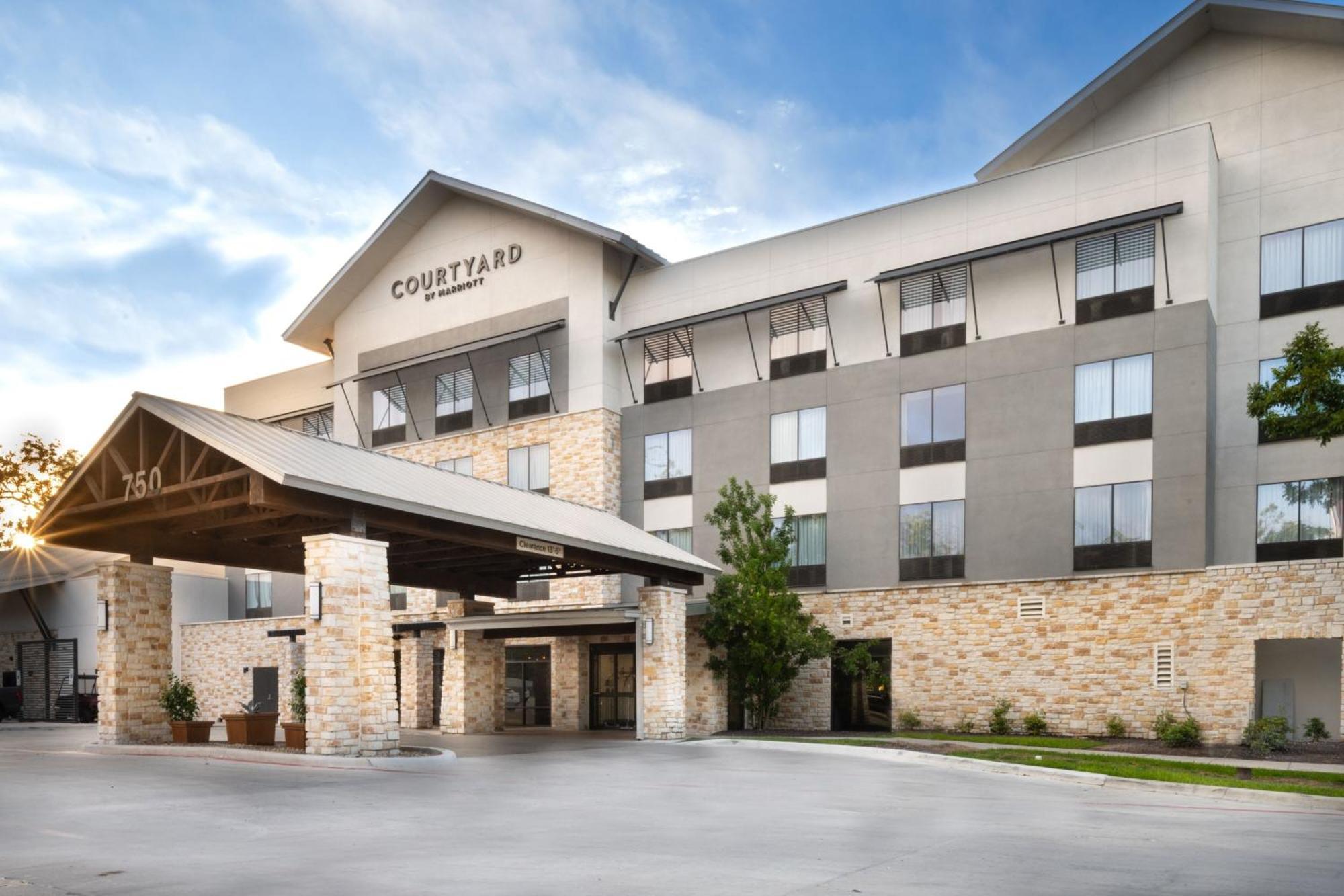 Courtyard By Marriott River Village 4*