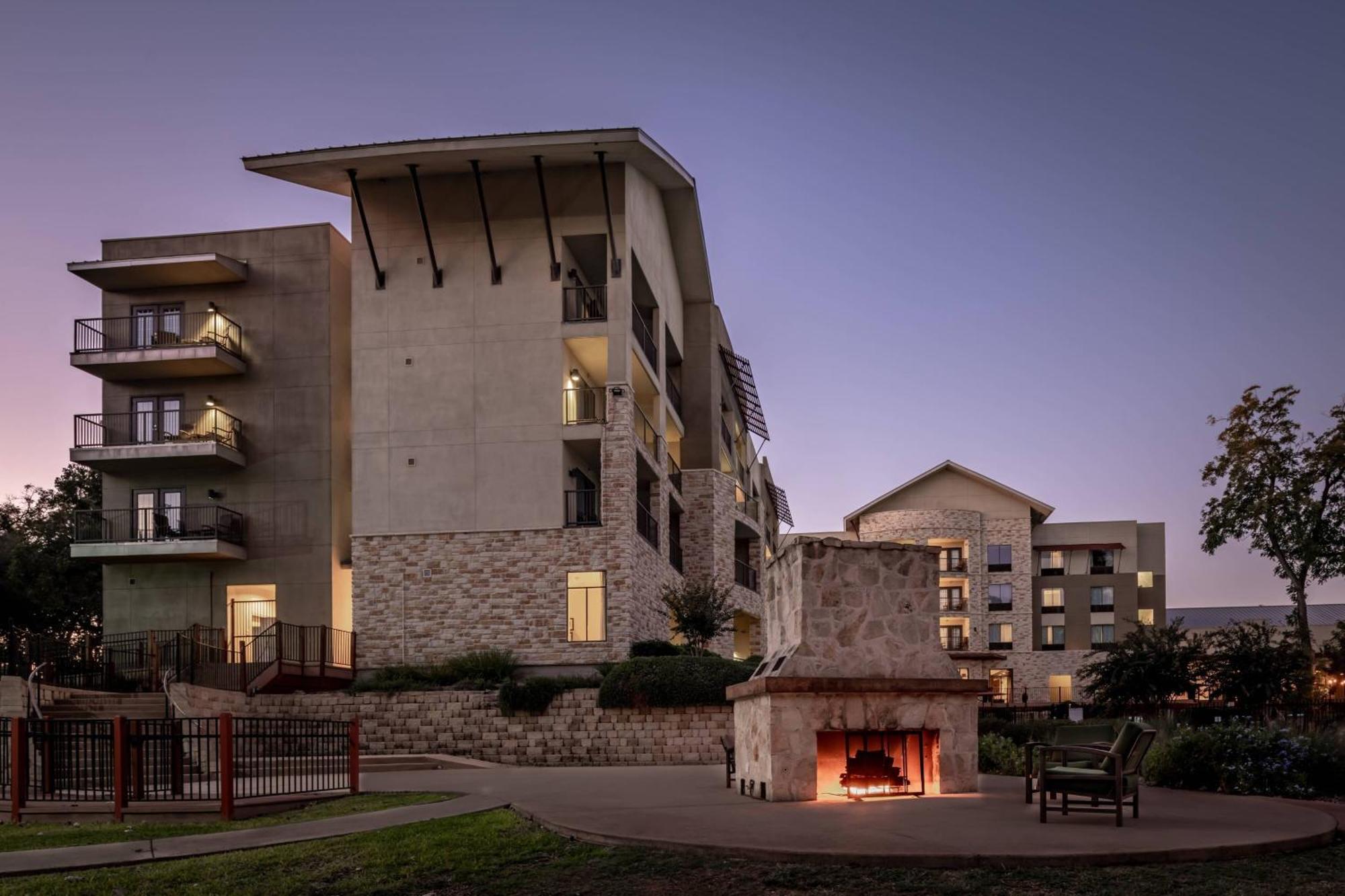 Hotel Courtyard By Marriott River Village