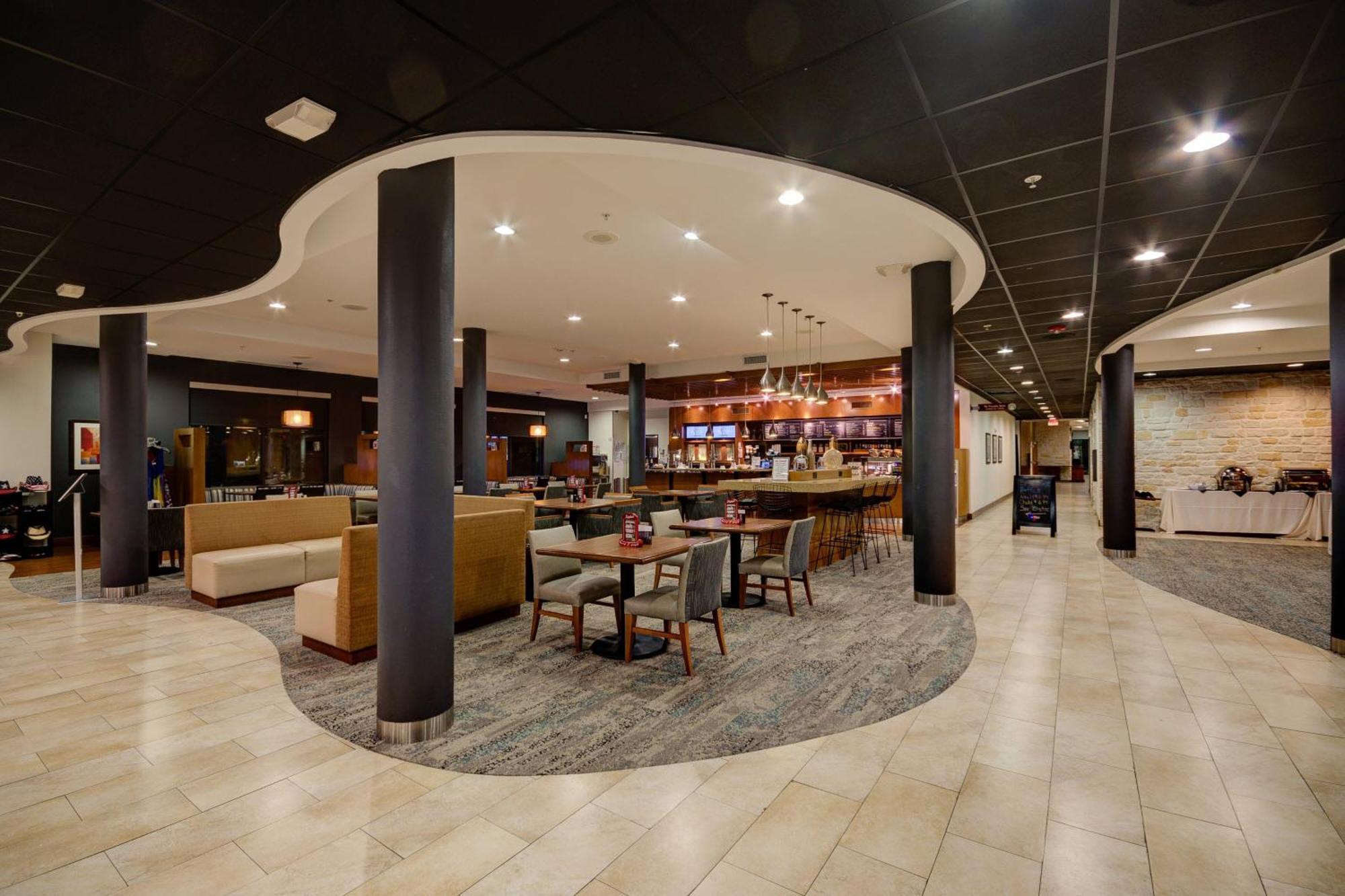 Courtyard By Marriott River Village Hotel