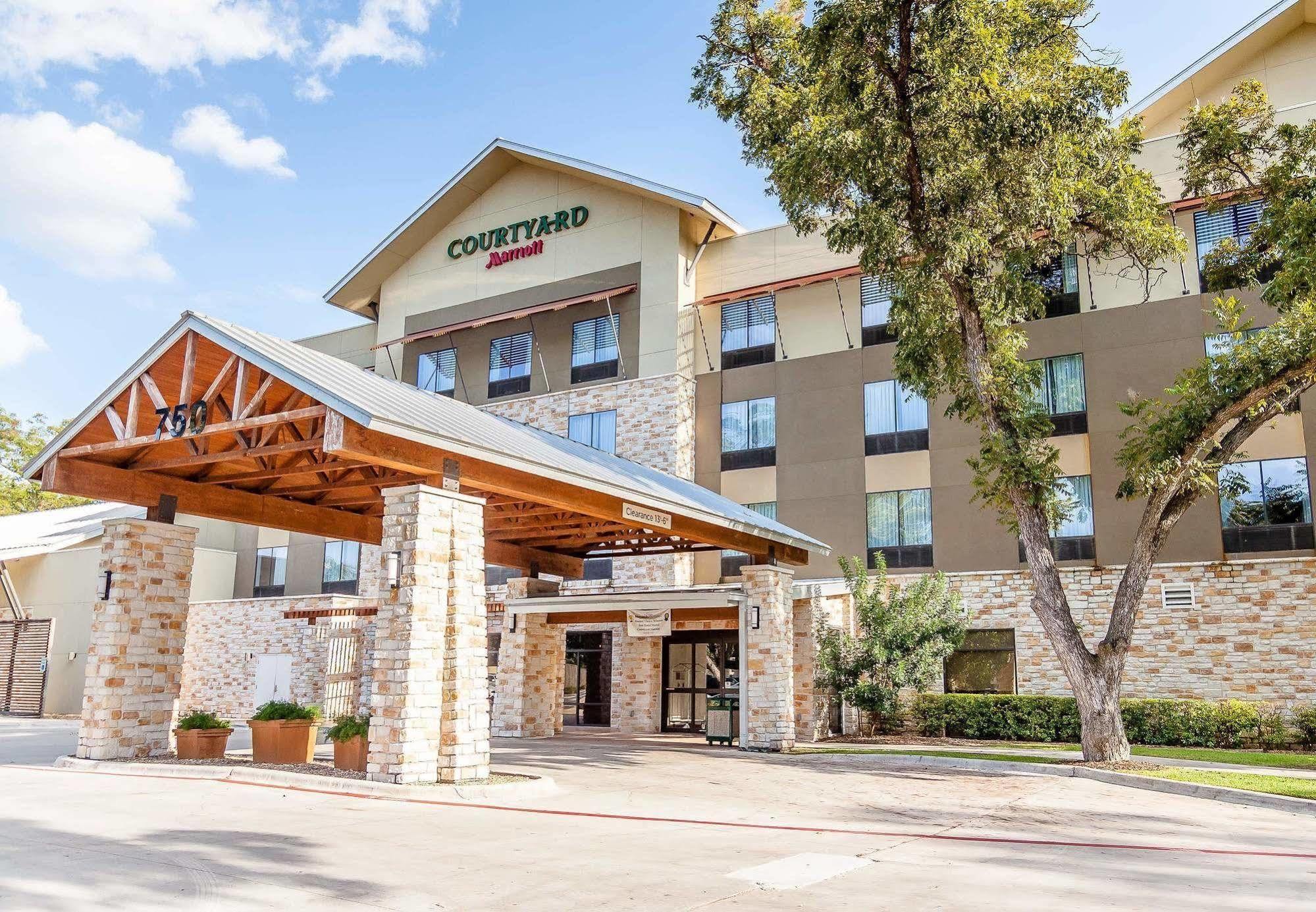Courtyard By Marriott River Village 4*